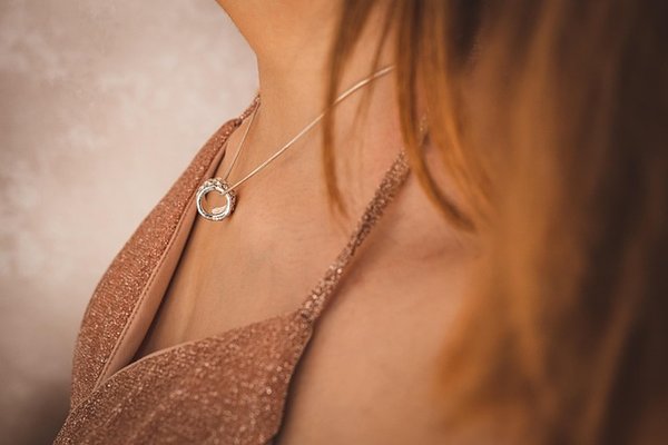 Colliers femme : brillance et style à portée de main!